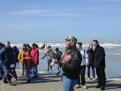 Ray bethell, toujours en forme et le premier sur la plage