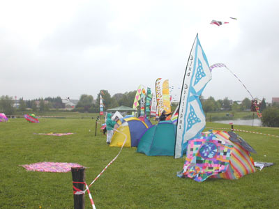 Le camp de base commenait  peine  se remplir