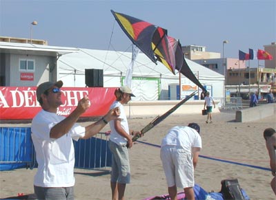Patrick Robert se protge du soleil.. Le maya peut servir  cela