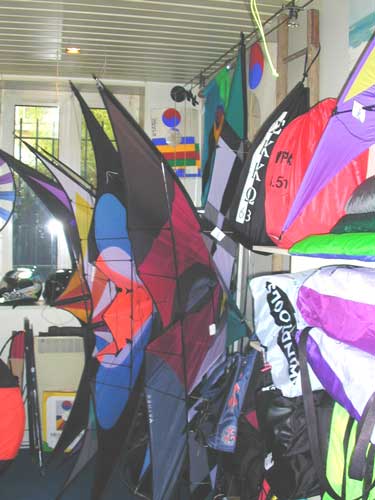 Un beau stock de cerfs-volants de toutes les bonnes marques
